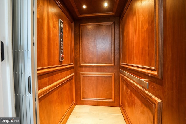 room details with elevator
