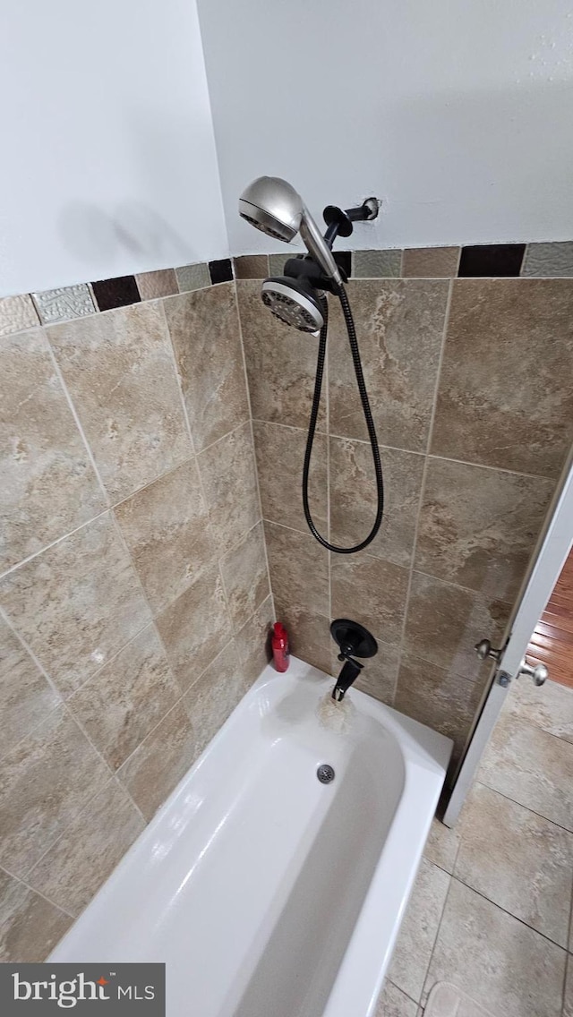 bathroom featuring tiled shower / bath