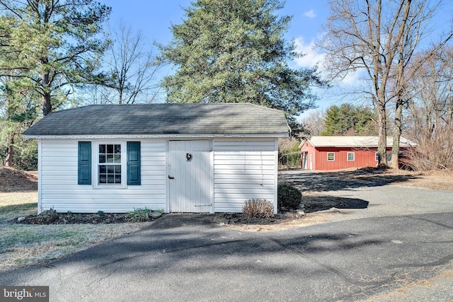 view of outdoor structure with an outbuilding