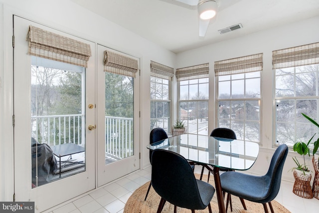 sunroom with ceiling fan