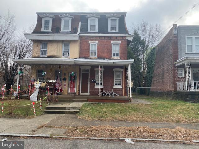 view of front facade featuring a front lawn