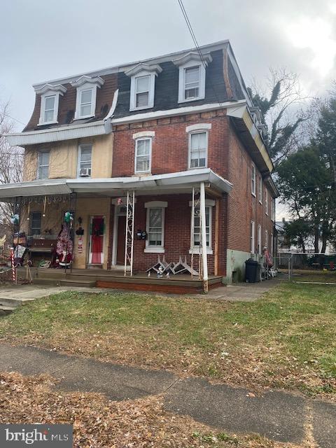 view of front of property featuring a front yard