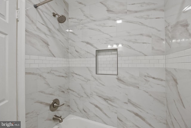 bathroom with tiled shower / bath