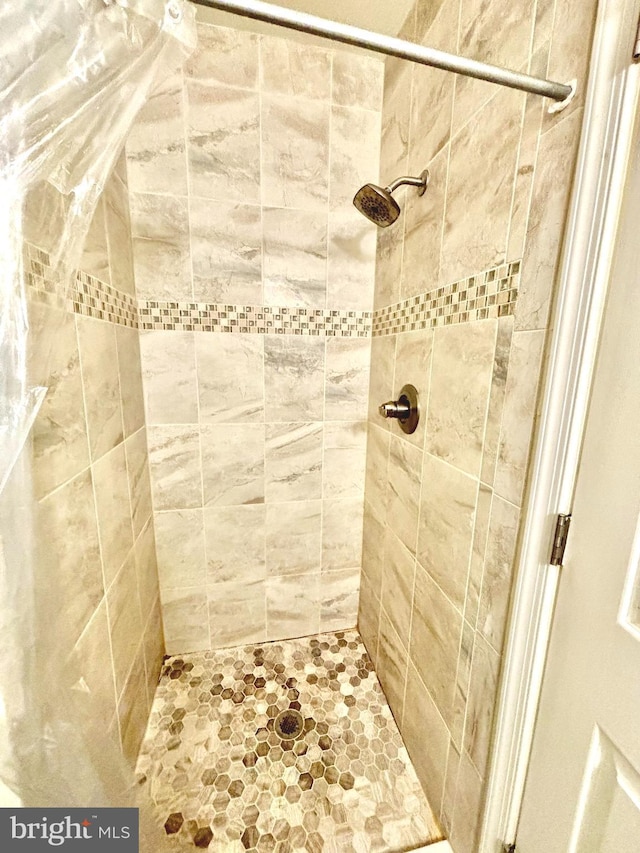 bathroom featuring a tile shower