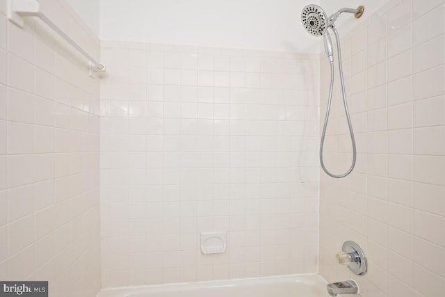 bathroom with tiled shower / bath