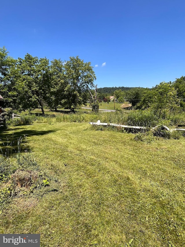 view of yard featuring a rural view