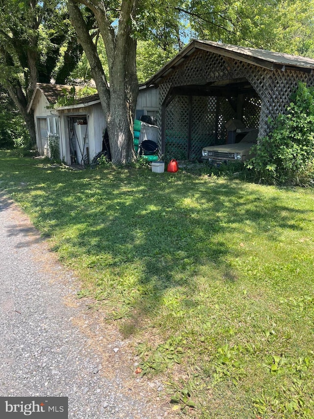 view of yard featuring an outbuilding