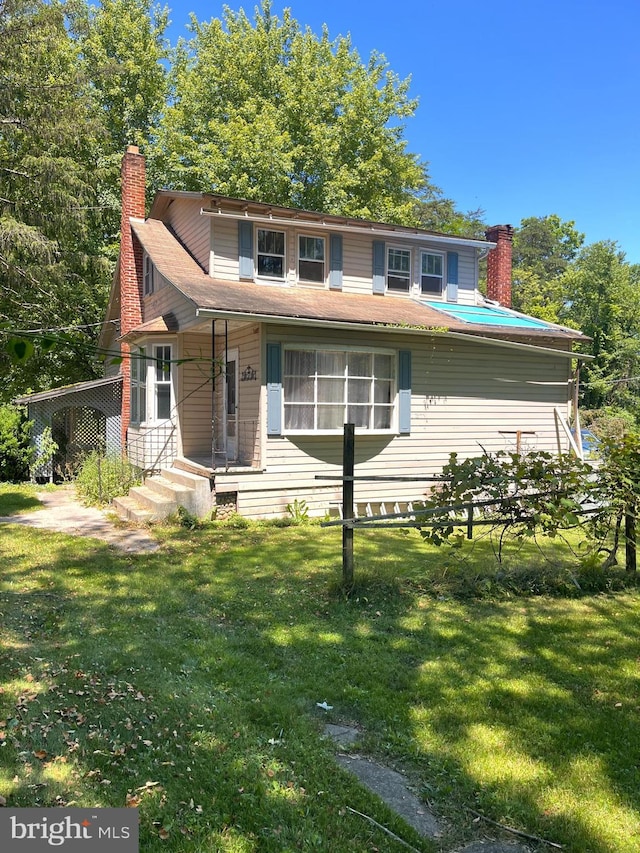 view of front of home with a front lawn