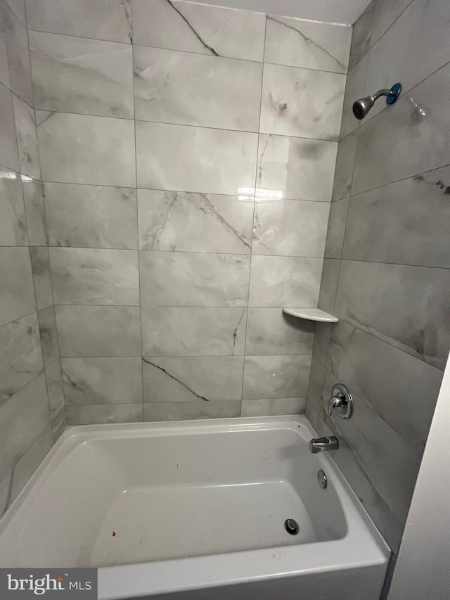 bathroom featuring tiled shower / bath