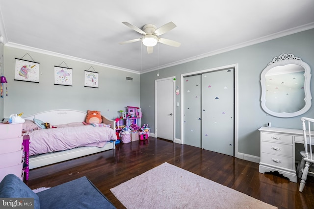 bedroom with ceiling fan, dark hardwood / wood-style flooring, and crown molding