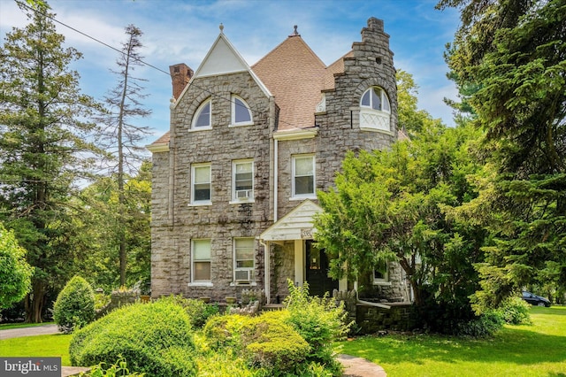 view of front facade featuring a front yard