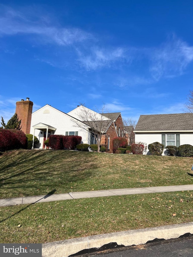 view of front of house featuring a front lawn