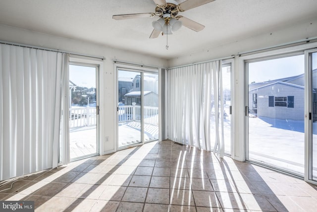 empty room featuring ceiling fan and a textured ceiling