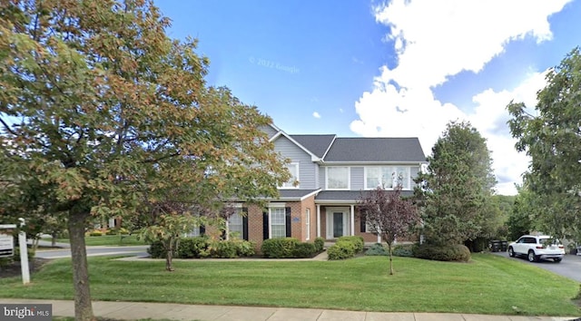 view of front of house featuring a front lawn