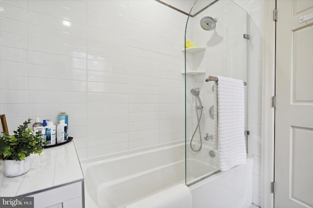 bathroom with tiled shower / bath