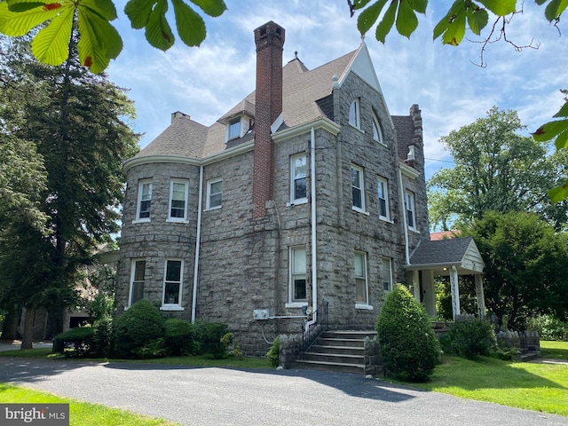 view of front of house featuring a front yard