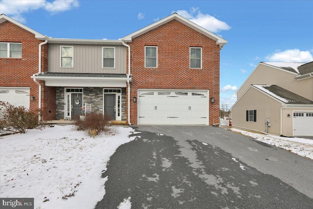 view of front property featuring a garage