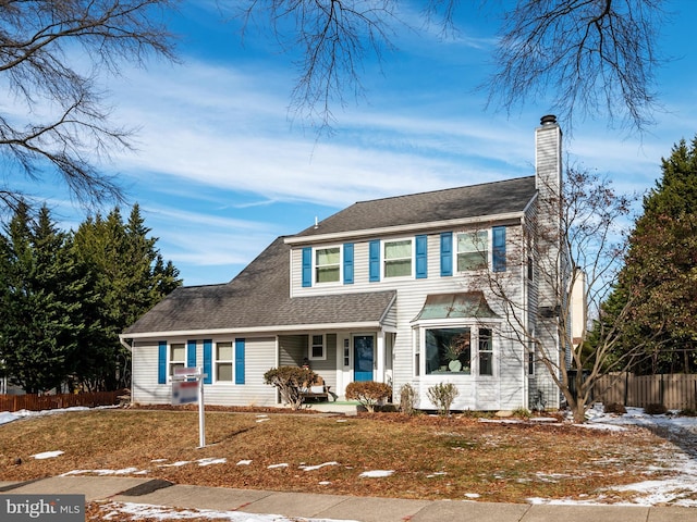 view of front of home featuring a front lawn