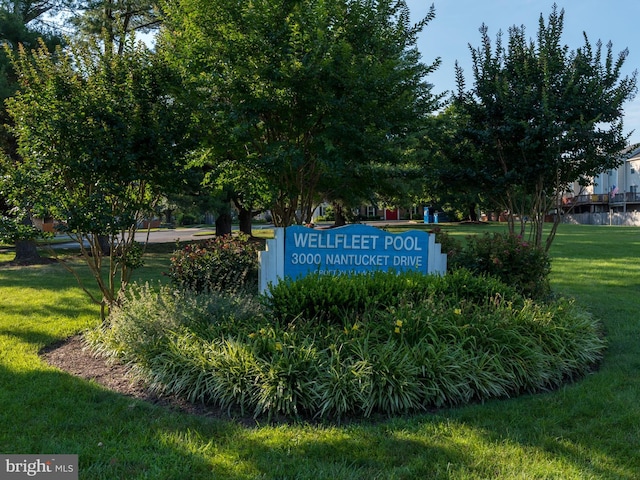 community sign with a lawn