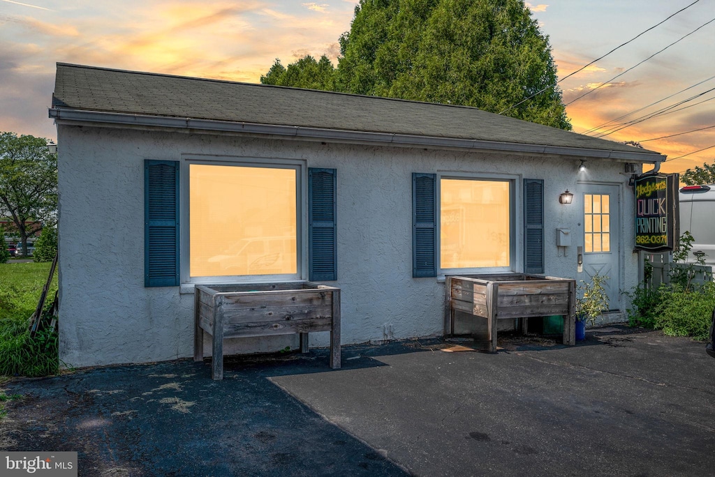 view of front facade featuring a patio area