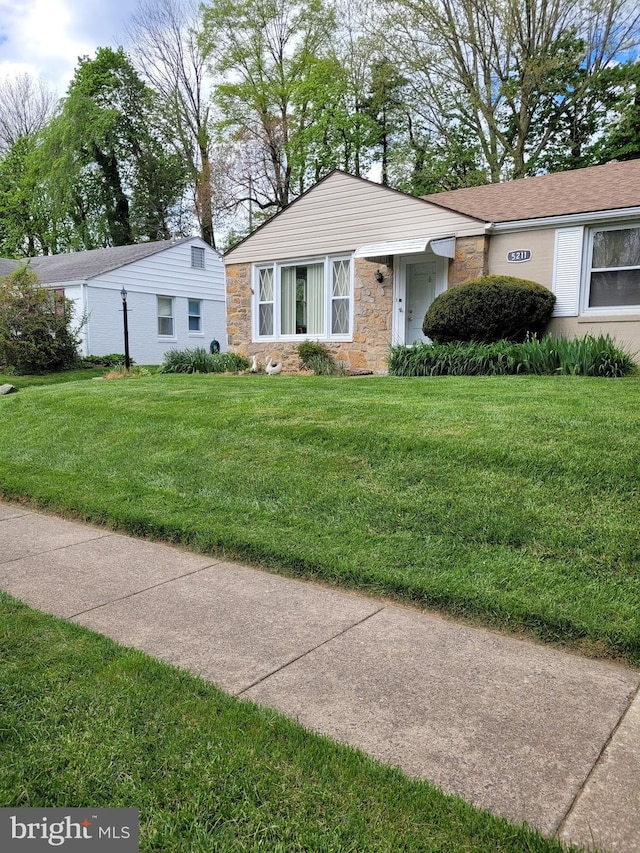 single story home featuring a front yard