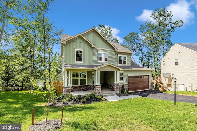 craftsman house featuring covered porch and a front lawn