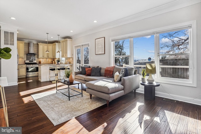 living room featuring ornamental molding, dark wood-style flooring, visible vents, and baseboards