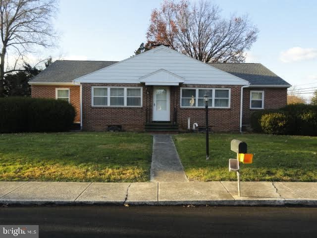 view of front of house featuring a front yard