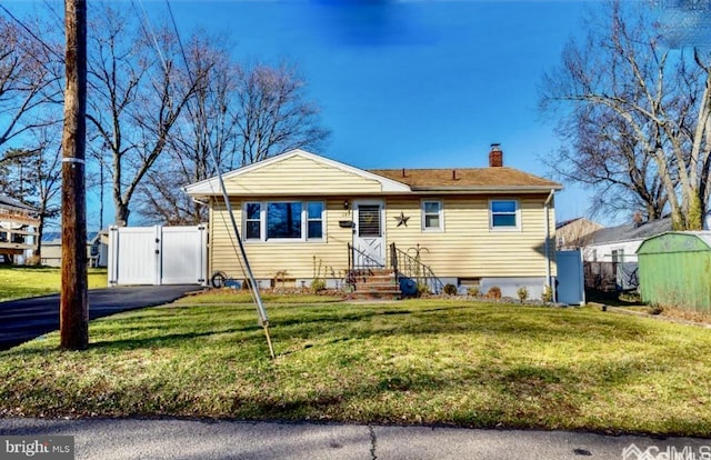 view of front of home featuring a front lawn