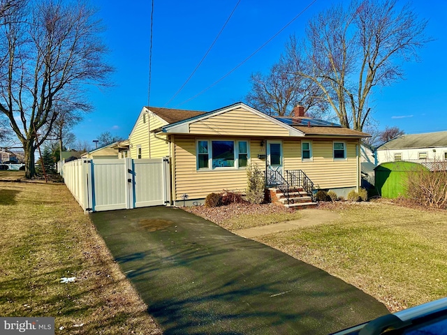 view of front of property featuring a front yard