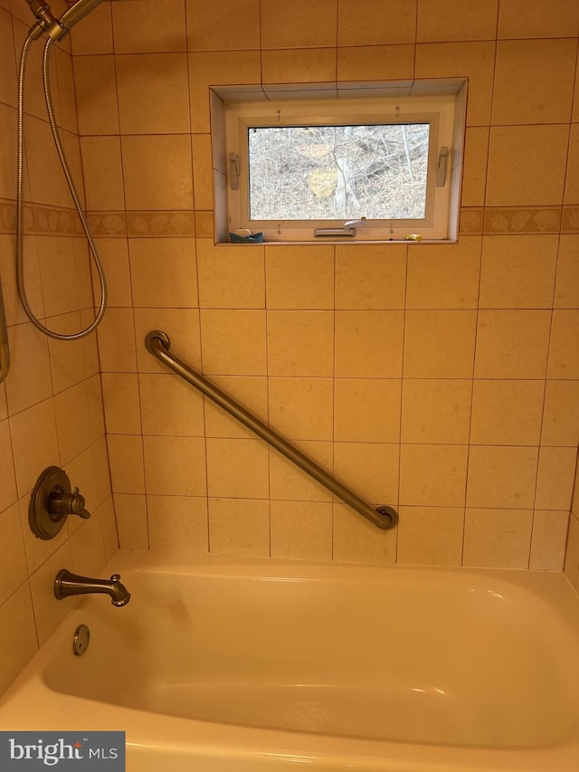 bathroom featuring tiled shower / bath