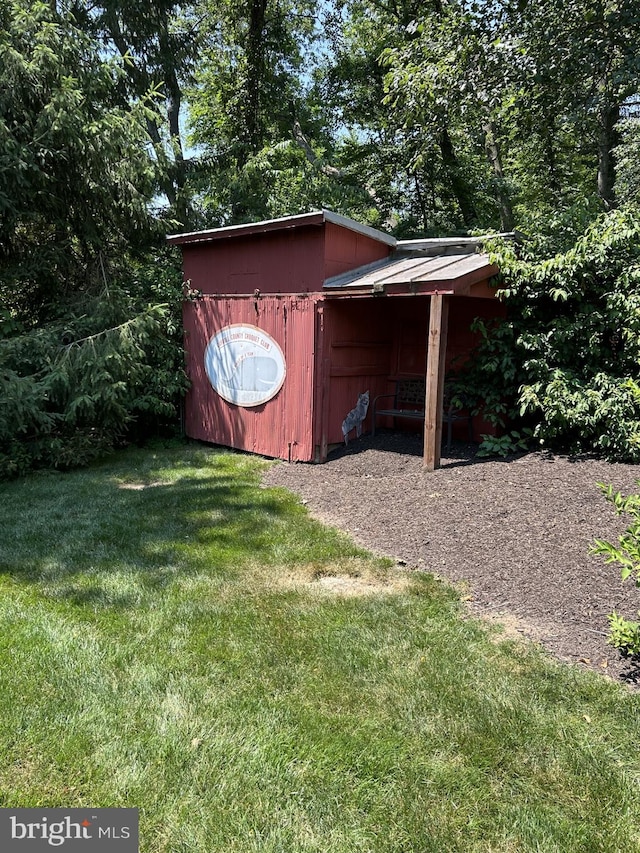 view of outdoor structure with a yard