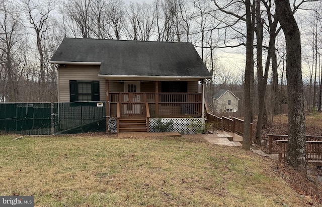 view of front facade with a front yard