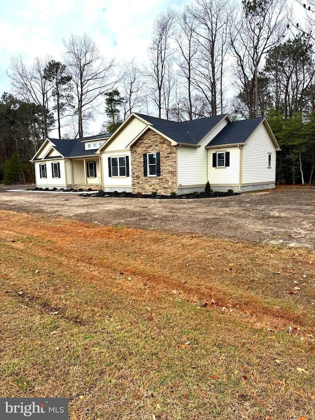 single story home with a front yard