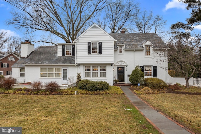 view of front of house featuring a front yard