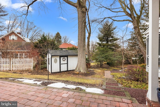 view of yard with a shed