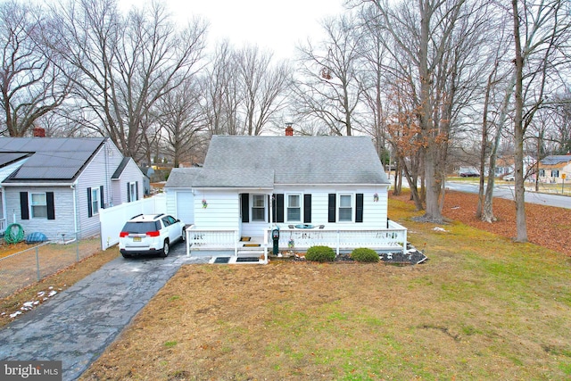 view of front of home featuring a front yard