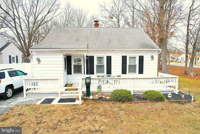 view of front of home featuring a front yard