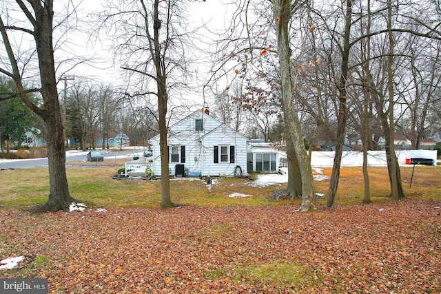 exterior space featuring a front yard