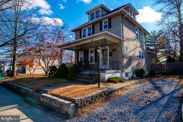 view of front of home featuring covered porch