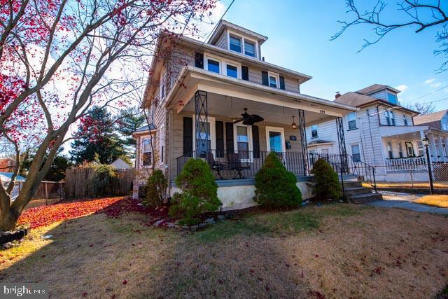 view of front of home with covered porch and ceiling fan