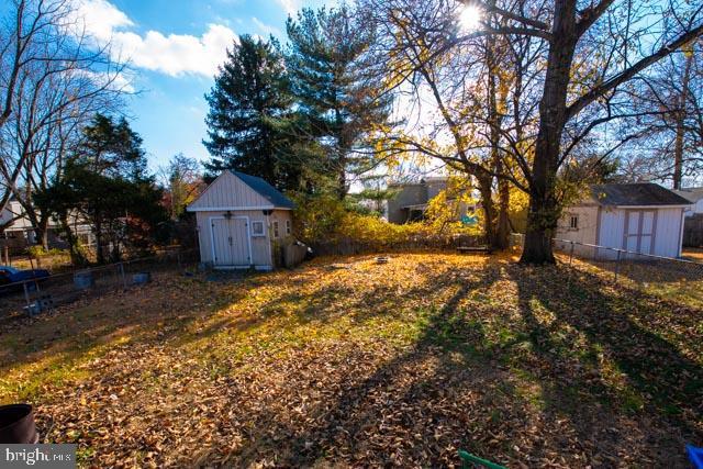 view of yard with a shed