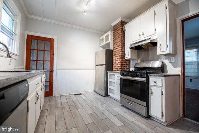 kitchen featuring appliances with stainless steel finishes, ornamental molding, light hardwood / wood-style flooring, and white cabinetry