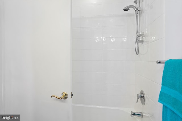 bathroom featuring tiled shower / bath