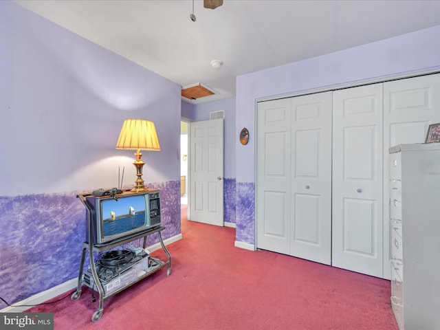 sitting room with carpet flooring