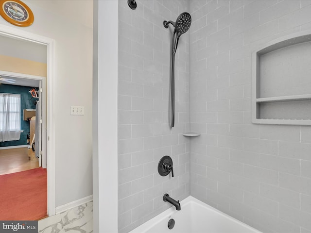 bathroom featuring tiled shower / bath