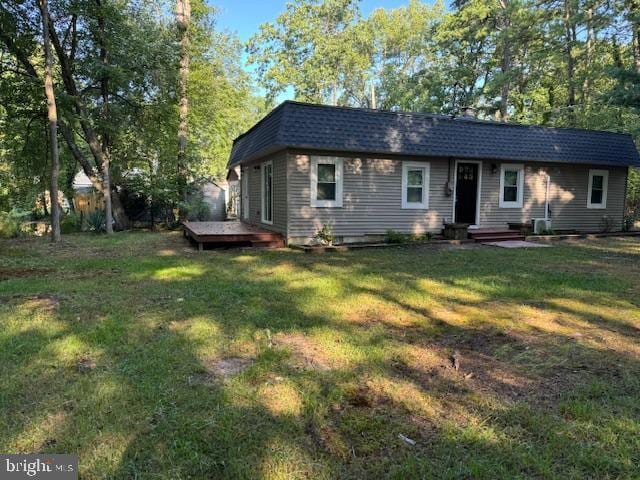 view of front of house featuring a front lawn