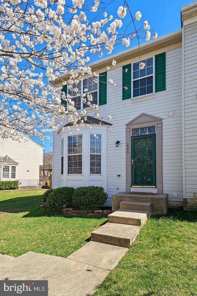 view of front of house with a front lawn