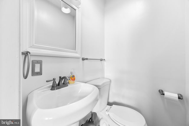 bathroom featuring toilet and sink