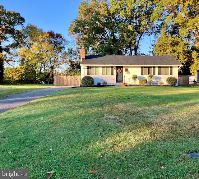 single story home with a front yard